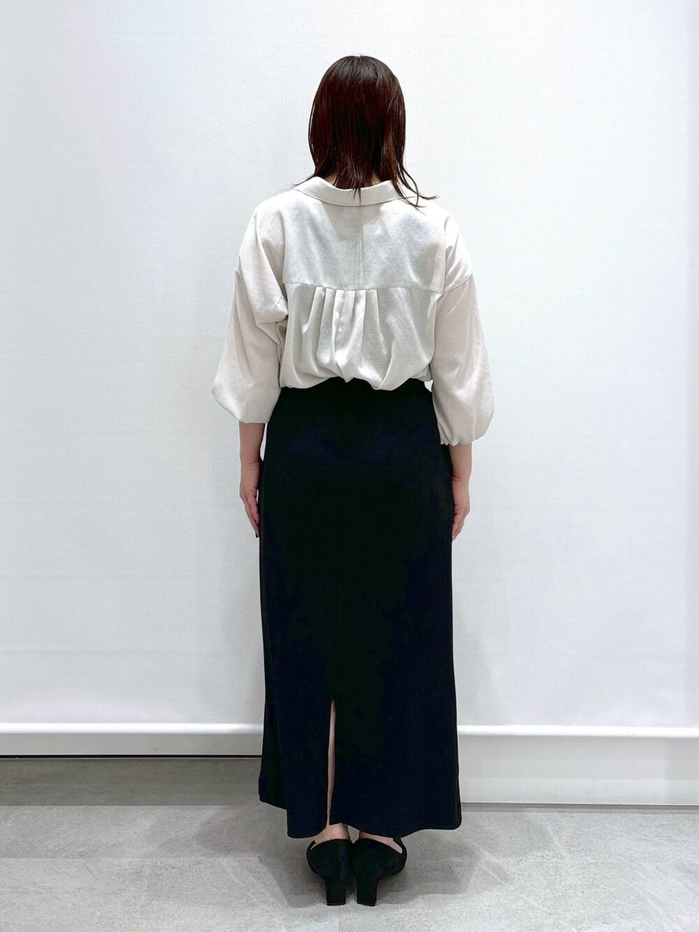 ホワイト系のTシャツ/カットソー、ブラック系のハンドバッグ、ブラック系のパンプスを着用したレディースの春コーディネートの4枚目の写真