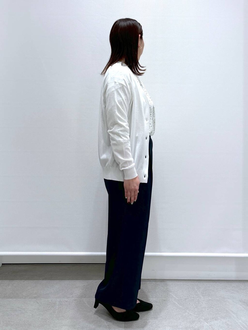 イエロー系のシャツ/ブラウス、ブラック系のその他パンツ、ブラック系のハンドバッグを着用したレディースの春コーディネートの5枚目の写真