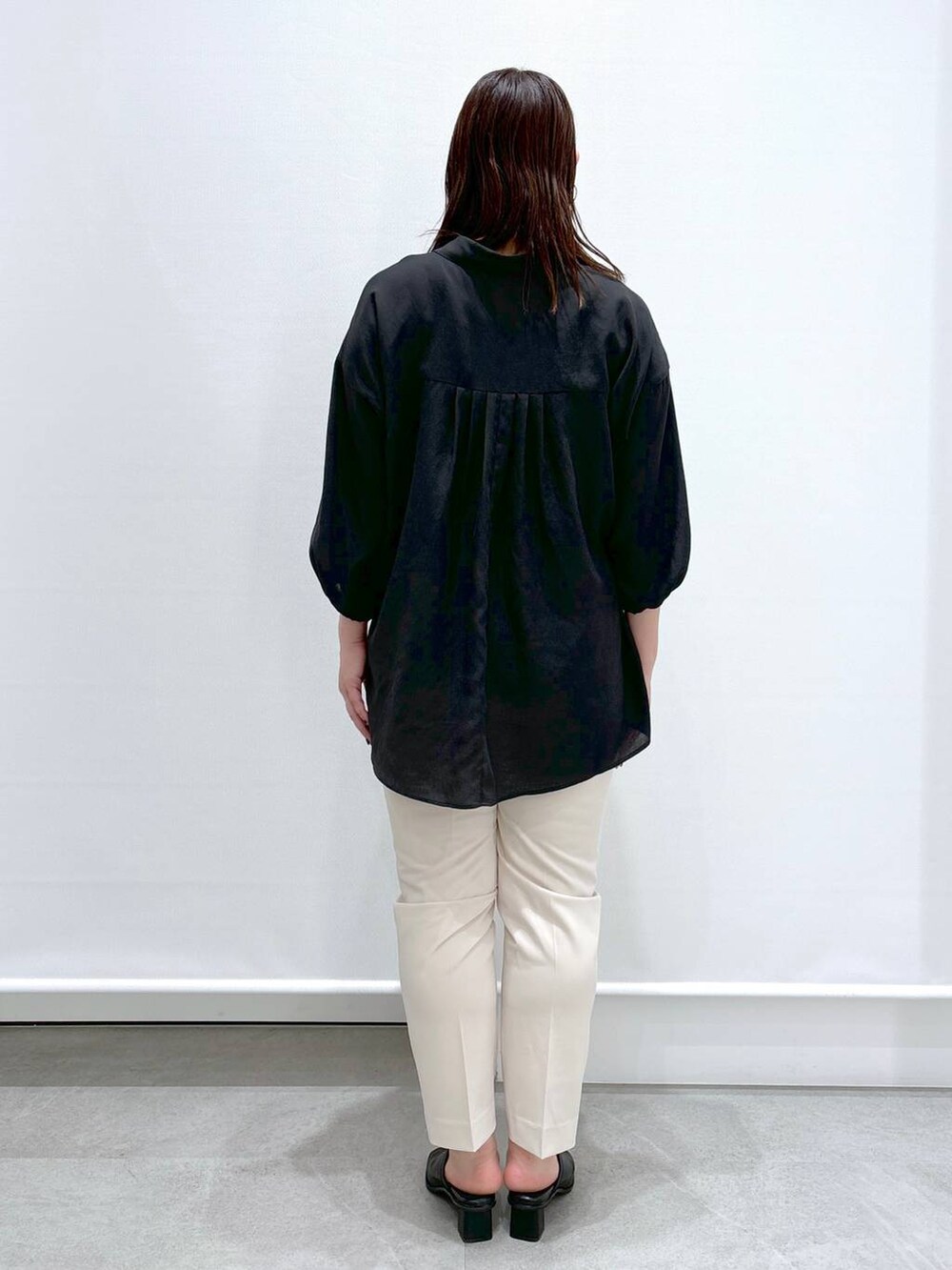 ホワイト系のその他パンツ、ブラック系のTシャツ/カットソー、ブラック系のハンドバッグを着用したレディースの春コーディネートの3枚目の写真