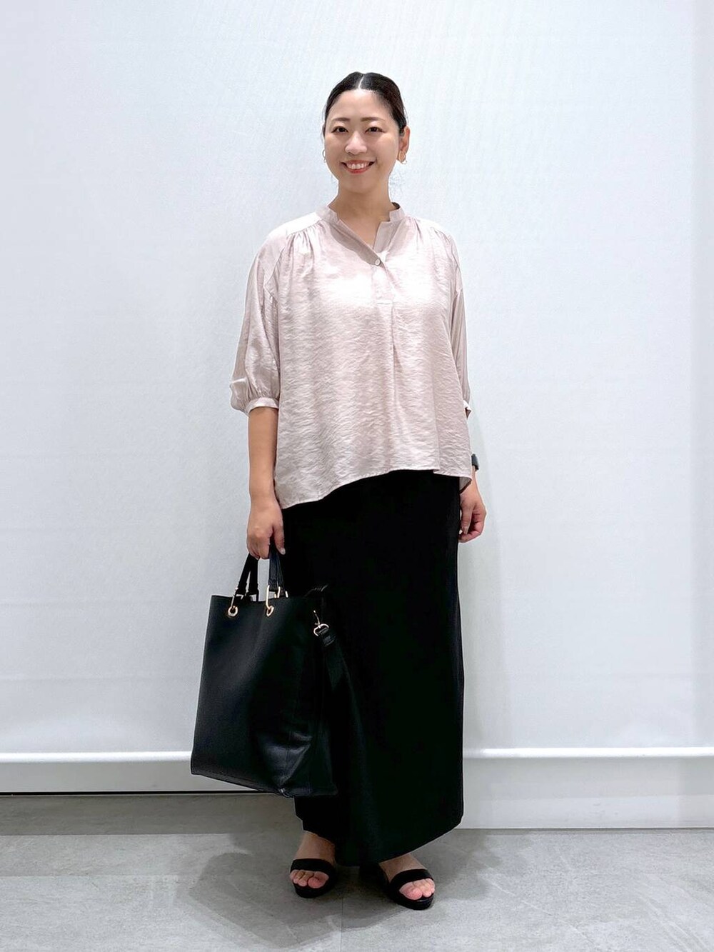 ベージュ系のシャツ/ブラウス、ブラック系のサンダル、ブラック系のスカートを着用したレディースの秋コーディネートの2枚目の写真