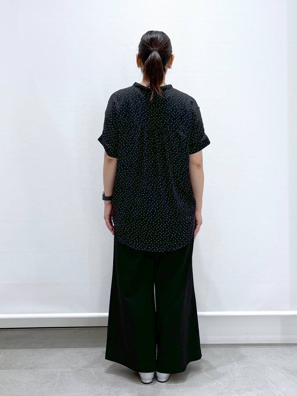 ブラック系のシャツ/ブラウス、ブラック系のその他パンツ、ブラック系のその他パンツを着用したレディースの夏コーディネートの4枚目の写真
