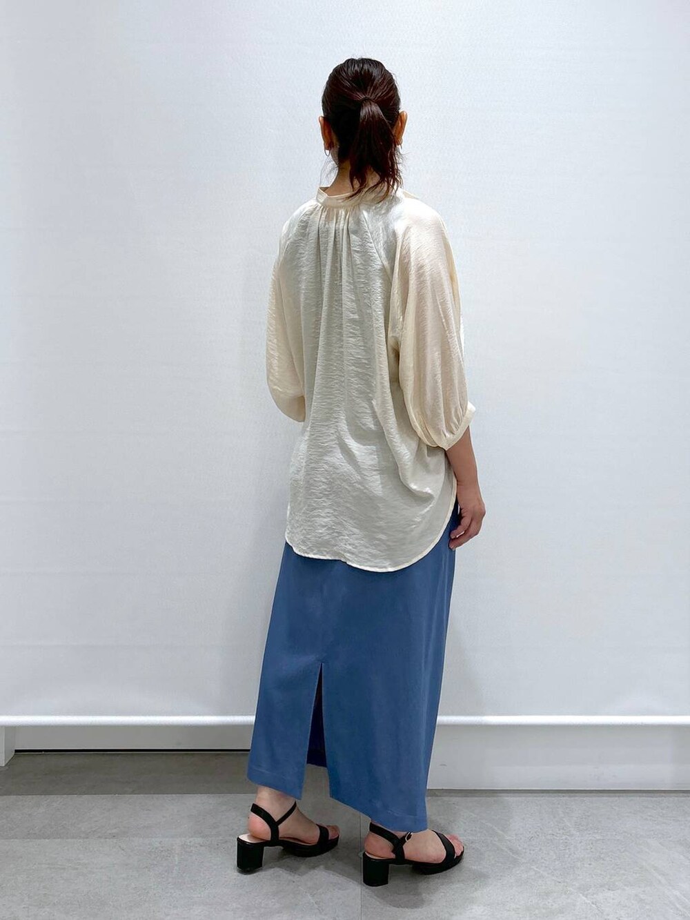 ホワイト系のシャツ/ブラウス、ブラック系のサンダル、ブラック系のハンドバッグを着用したレディースの夏コーディネートの5枚目の写真