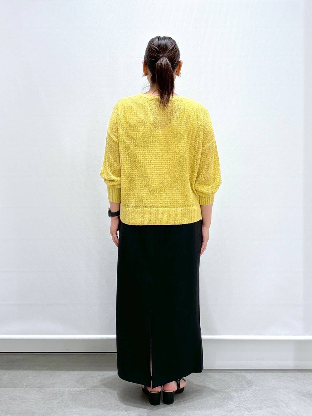 ブラック系のサンダル、ブラック系のスカート、ブラック系のスカートを着用したレディースの夏コーディネートの4枚目の写真