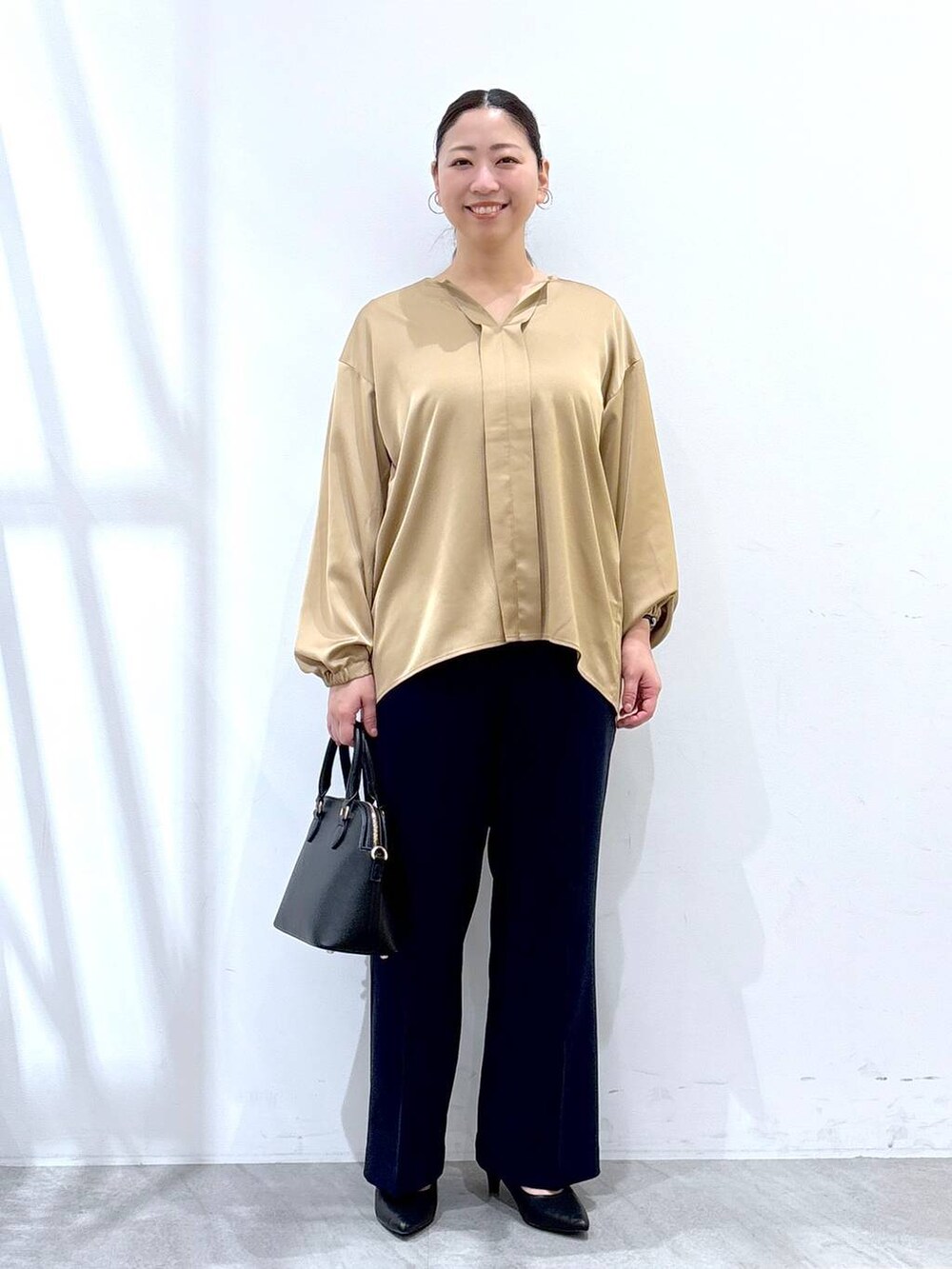 ブルー系のその他パンツ、ブラウン系のシャツ/ブラウスを着用したレディースの春コーディネートの2枚目の写真