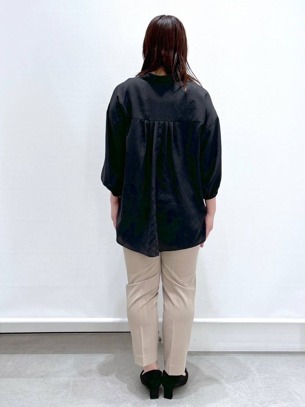 ベージュ系のその他パンツ、ホワイト系のハンドバッグ、ブラック系のパンプスを着用したレディースの春コーディネートの4枚目の写真