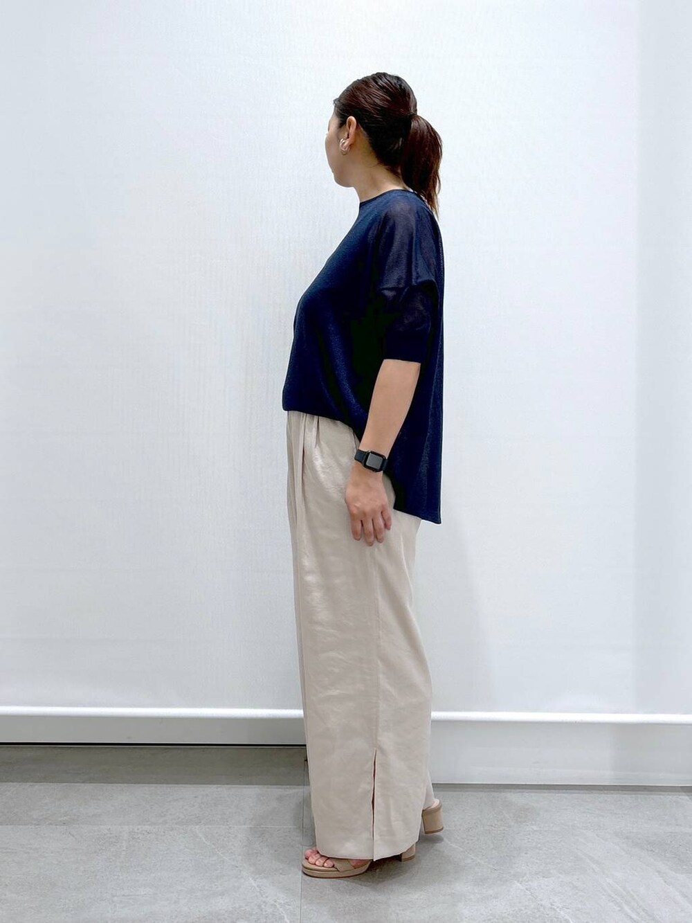 ベージュ系のその他パンツ、ベージュ系のサンダル、ブルー系のニット/セーターを着用したレディースの夏コーディネートの3枚目の写真