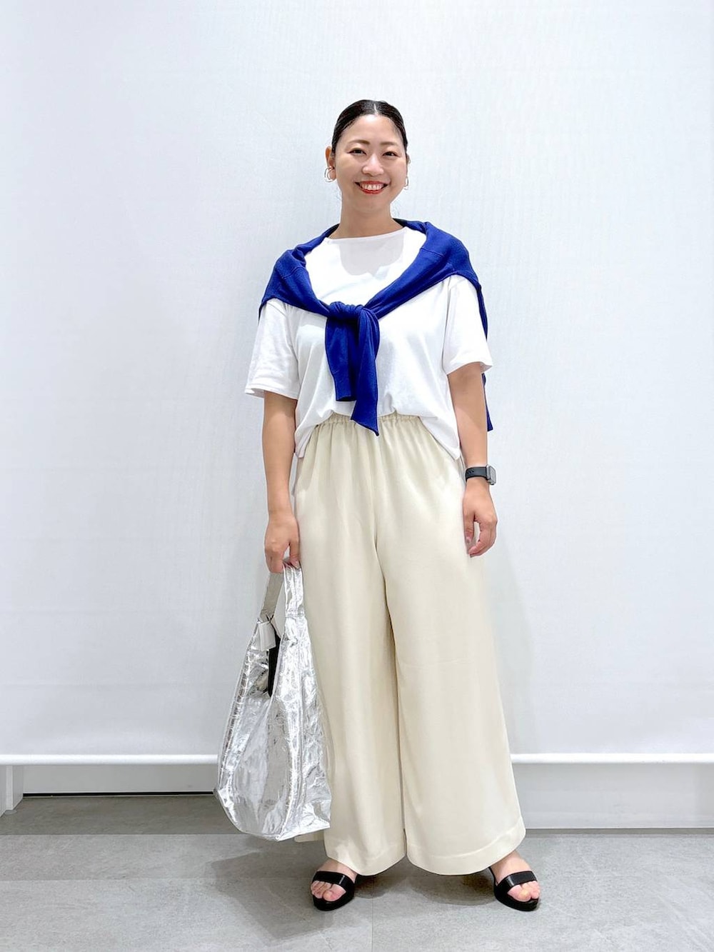 ブラック系のサンダル、ブルー系のカーディガン/ボレロ、ホワイト系のその他パンツを着用したレディースの夏コーディネートの2枚目の写真