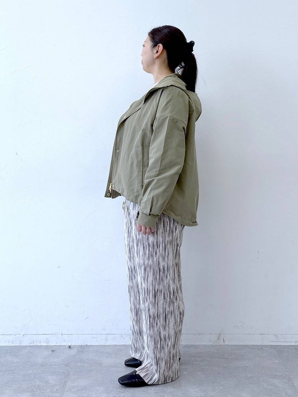 ブラック系のトートバッグ、ブラック系のパンプス、ホワイト系のその他パンツを着用したレディースの冬コーディネートの3枚目の写真