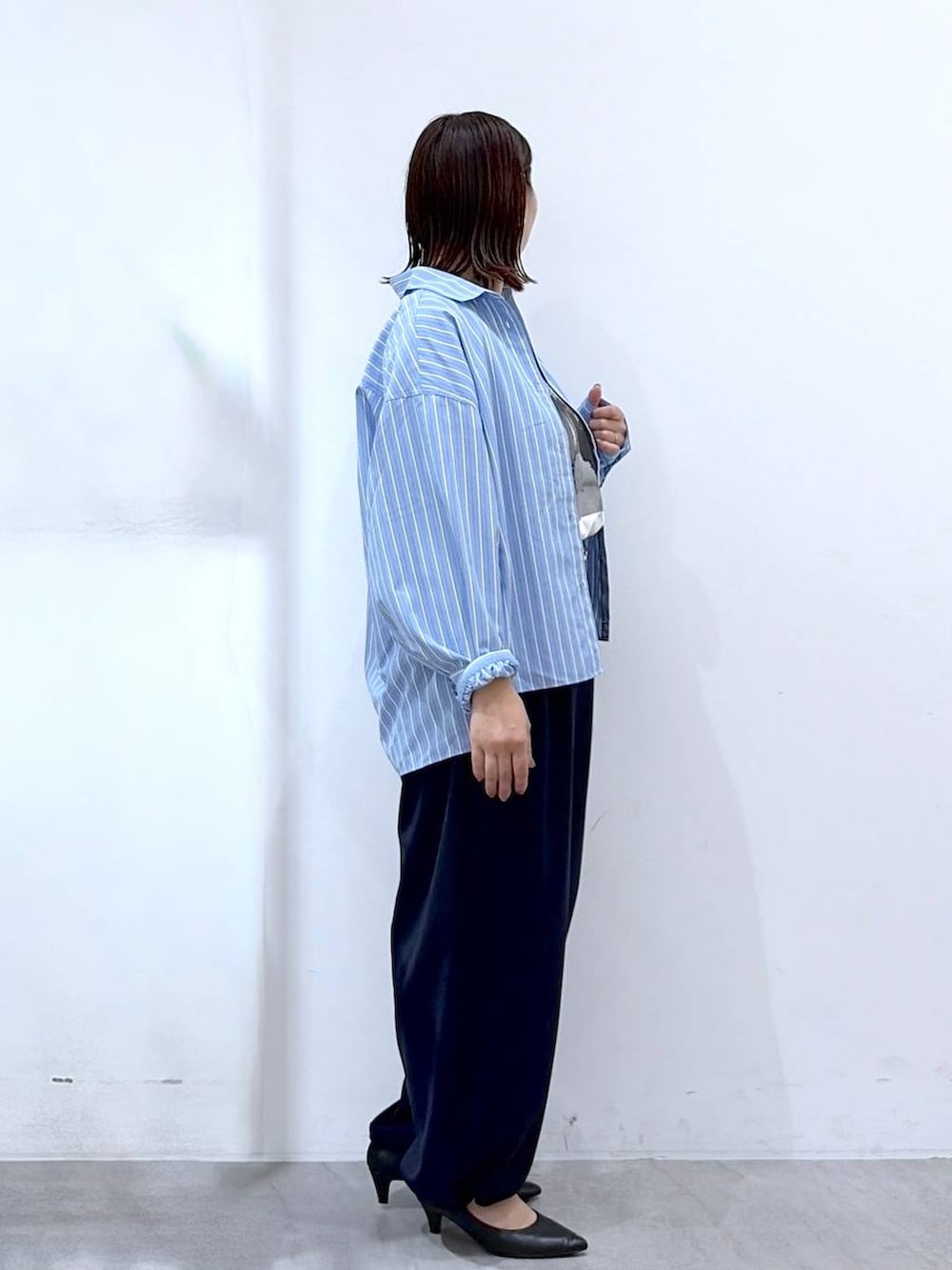ホワイト系のTシャツ/カットソー、ブルー系のシャツ/ブラウス、ブルー系のその他パンツを着用したレディースの秋コーディネートの5枚目の写真