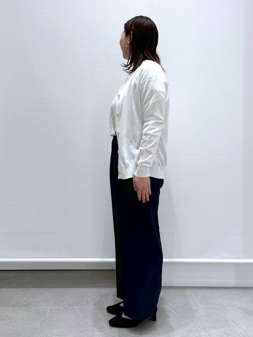 イエロー系のシャツ/ブラウス、ブラック系のその他パンツ、ブラック系のハンドバッグを着用したレディースの春コーディネートの3枚目の写真