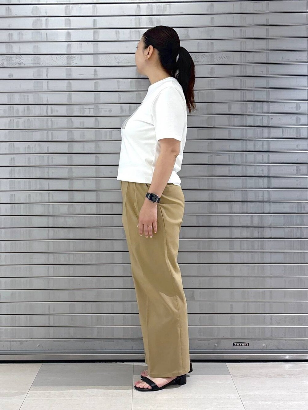 ホワイト系のTシャツ/カットソー、ブルー系のカーディガン/ボレロ、ブラック系のハンドバッグを着用したレディースの春コーディネートの3枚目の写真