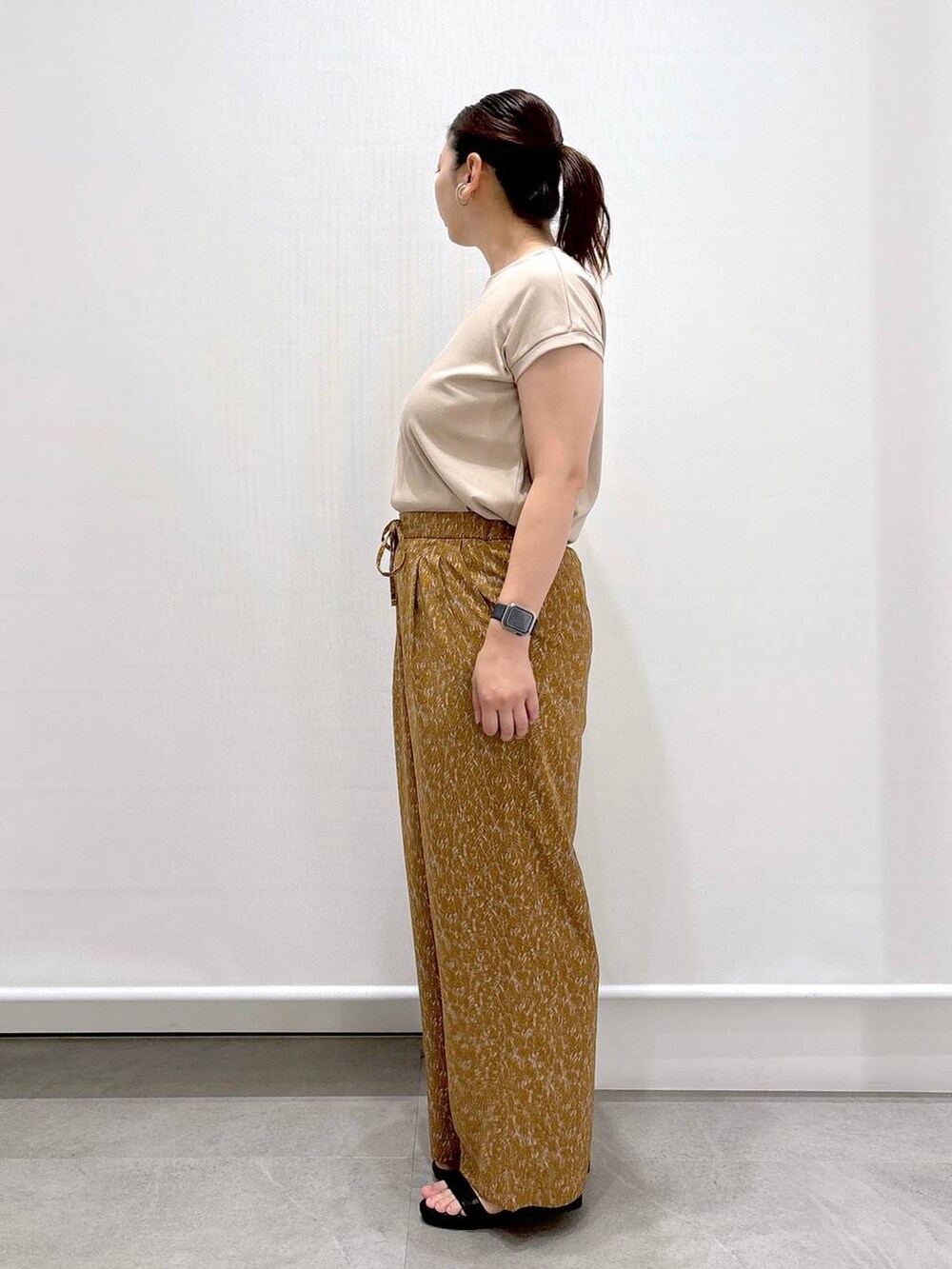 ベージュ系のTシャツ/カットソー、ブラック系のハンドバッグ、ブラウン系のその他パンツを着用したレディースの夏コーディネートの3枚目の写真