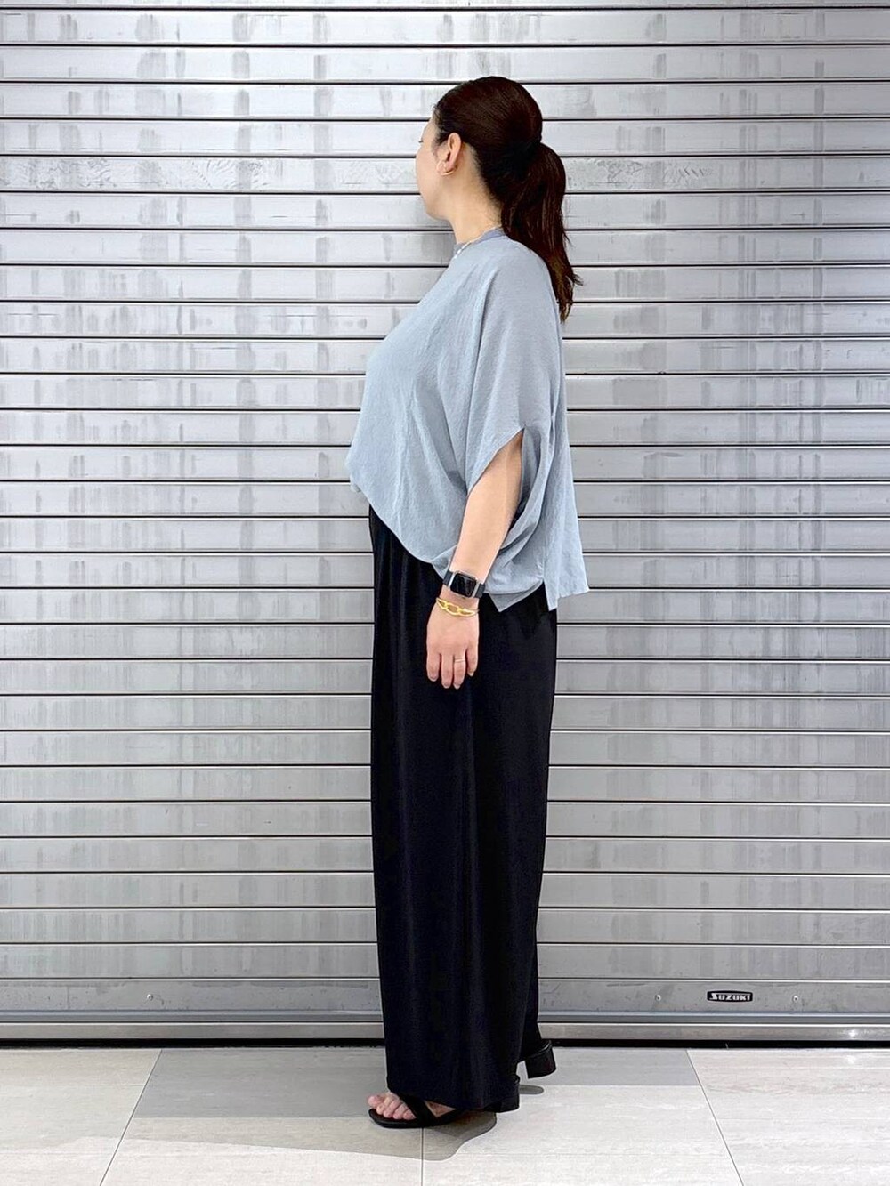 ブラック系のハンドバッグ、ブルー系のTシャツ/カットソー、ブラック系のその他パンツを着用したレディースの春コーディネートの3枚目の写真