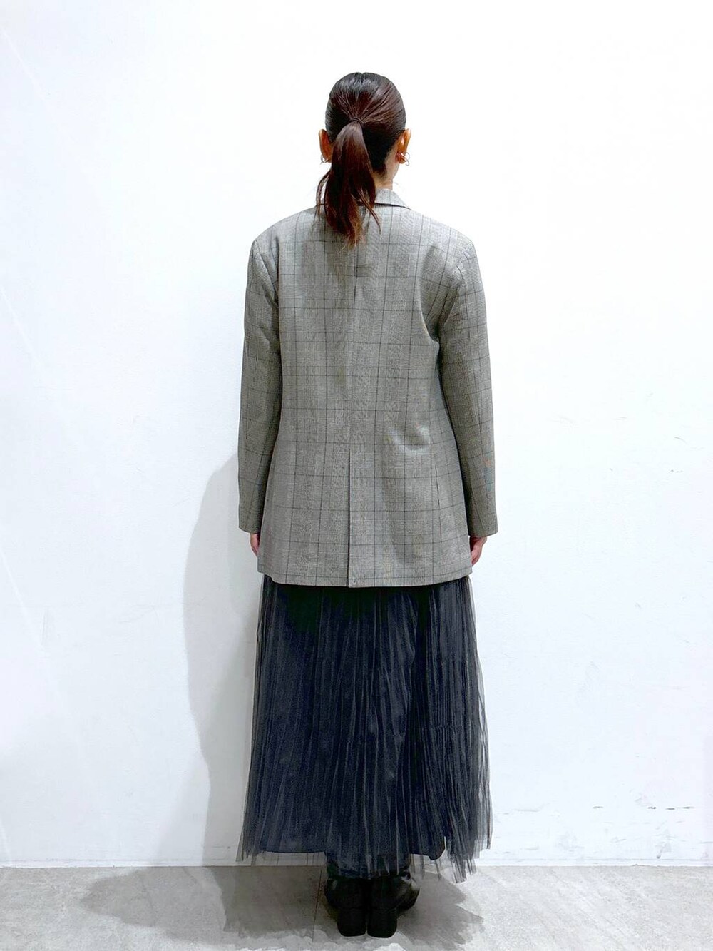 ブラック系のその他アウター、ブラック系のハンドバッグ、グレー系のスカートを着用したレディースの秋コーディネートの4枚目の写真