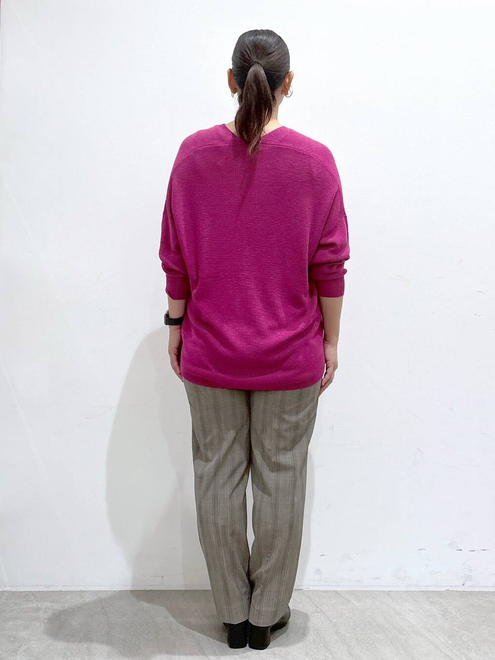 ピンク系のニット/セーター、ブラウン系のその他パンツ、ブラウン系のその他パンツを着用したレディースの秋コーディネートの4枚目の写真