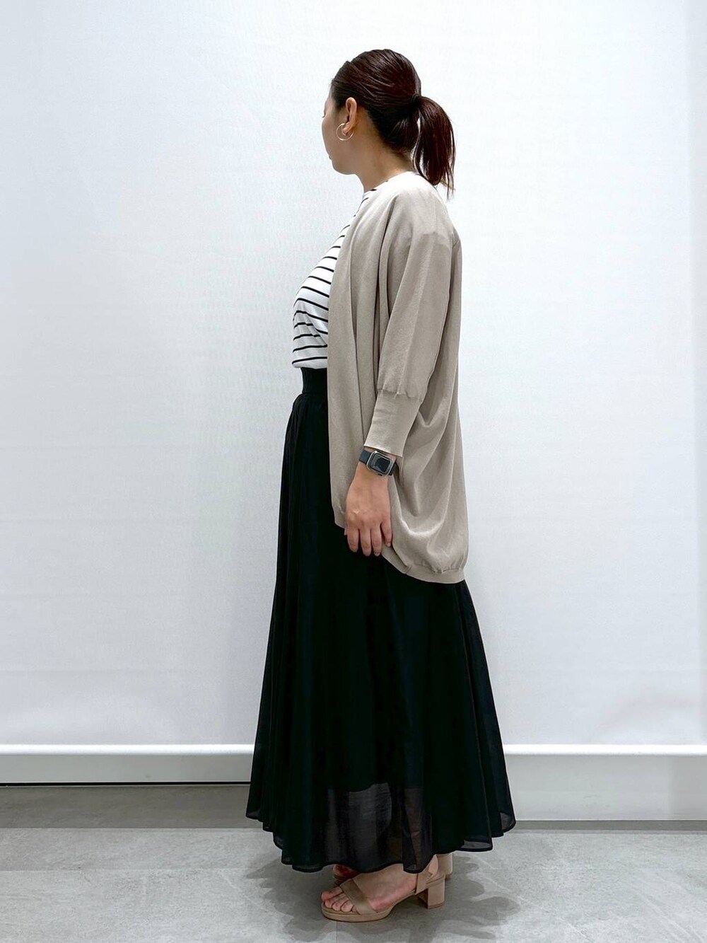 「フェミニン、着痩せ・細見え、体型カバー、ベーシック/シンプル、ママコーデ、楽ちんコーデ、夏コーデ、骨格ナチュラル、きれいめ、カジュアル、Elura、着痩せ、カーディガン、Tシャツ、接触冷感」｜「Eluraのサマ見えフレンチTシャツ/109205（Tシャツ/カットソー、ブラック系）」を使った、はつなさん（レディース・158cm）の夏コーディネートの3枚目の写真