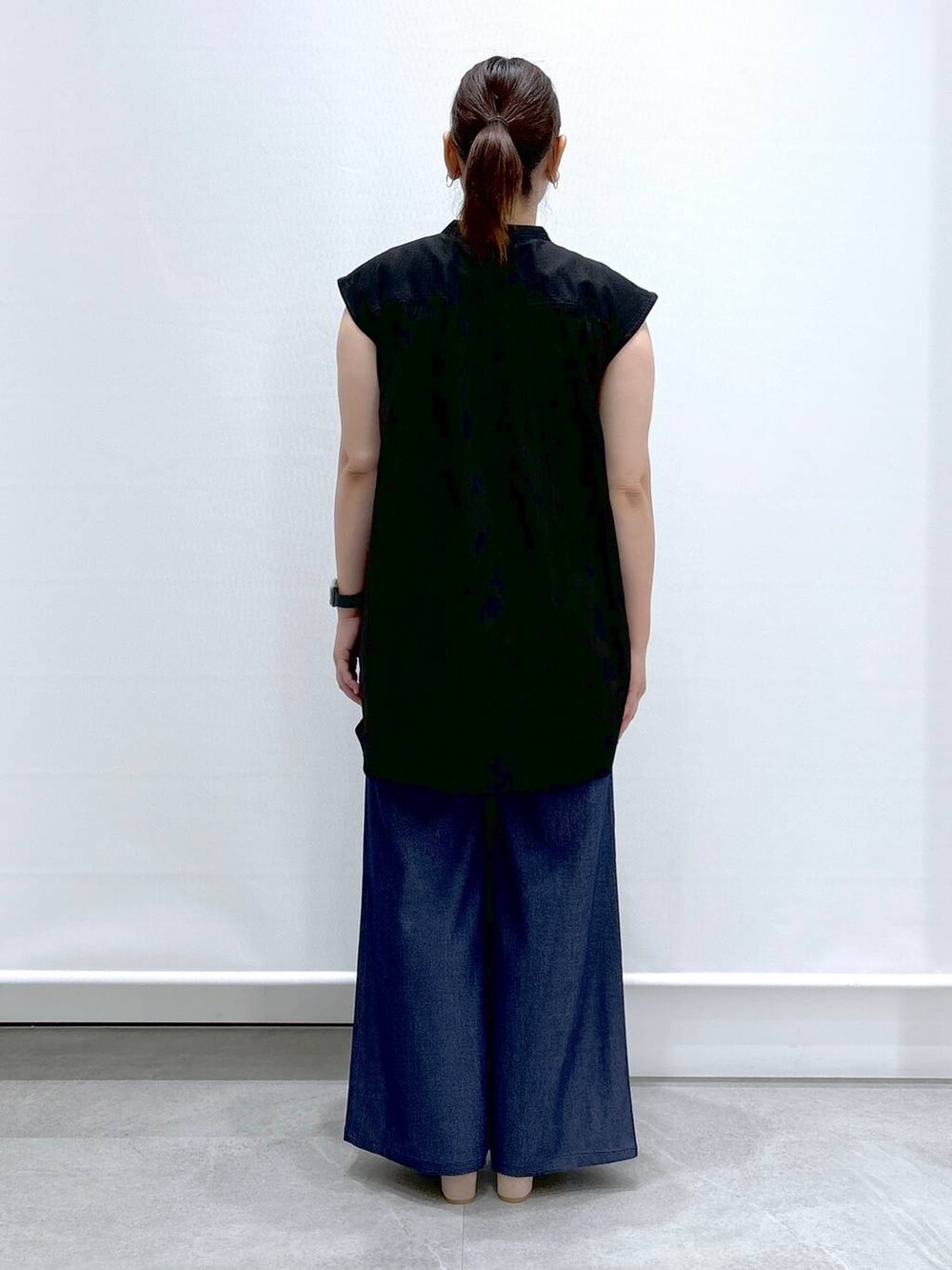 ブラック系のシャツ/ブラウス、ベージュ系のサンダルを着用したレディースの夏コーディネートの4枚目の写真