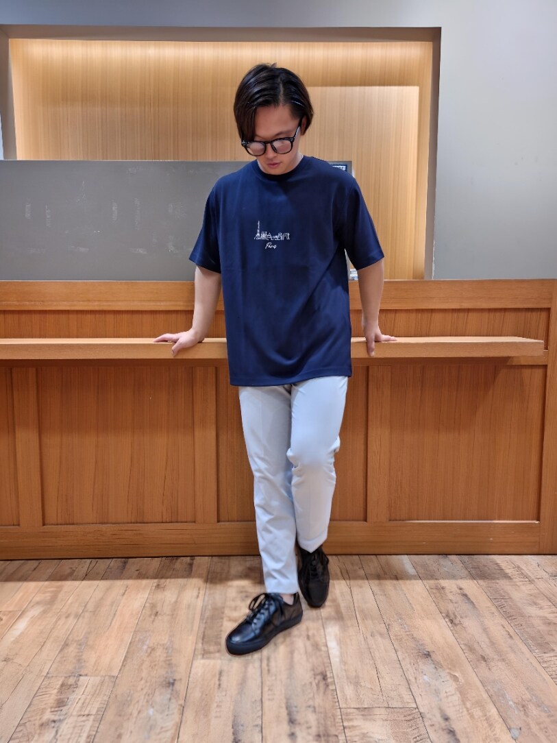 グレー系のスラックス、グレー系のテーラードジャケット、グレー系のセットアップを着用したメンズの夏コーディネートの2枚目の写真