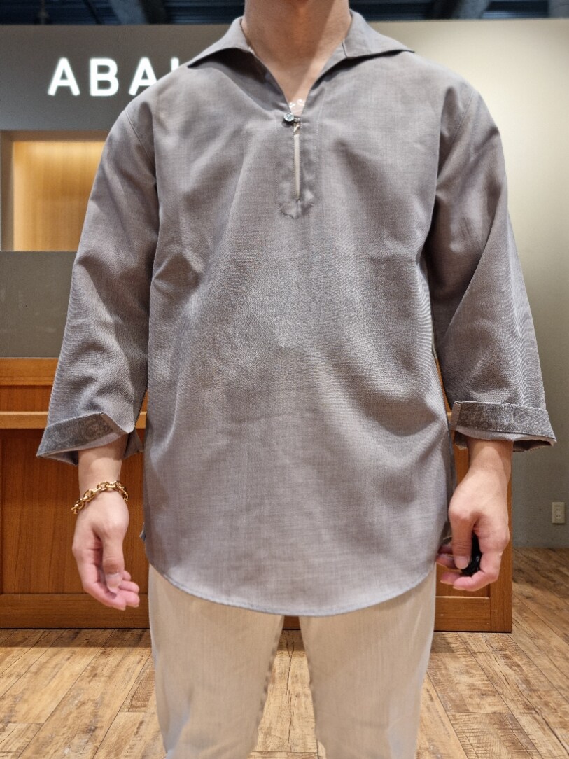 ブラウン系のシャツ/ブラウス、ベージュ系のスラックス、ベージュ系のセットアップを着用したメンズの夏コーディネートの3枚目の写真