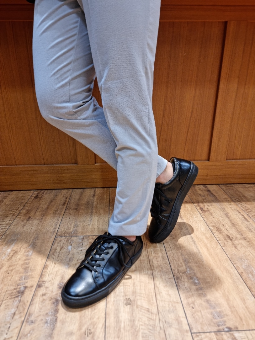 グレー系のスラックス、グレー系のテーラードジャケット、グレー系のセットアップを着用したメンズの夏コーディネートの6枚目の写真