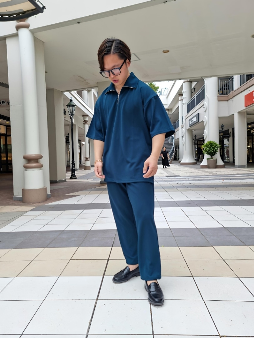 グリーン系のセットアップ、グリーン系のTシャツ/カットソー、グリーン系のスラックスを着用したメンズの夏コーディネートの2枚目の写真