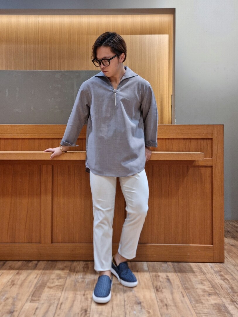 ブラウン系のシャツ/ブラウス、ベージュ系のスラックス、ベージュ系のセットアップを着用したメンズの夏コーディネートの2枚目の写真