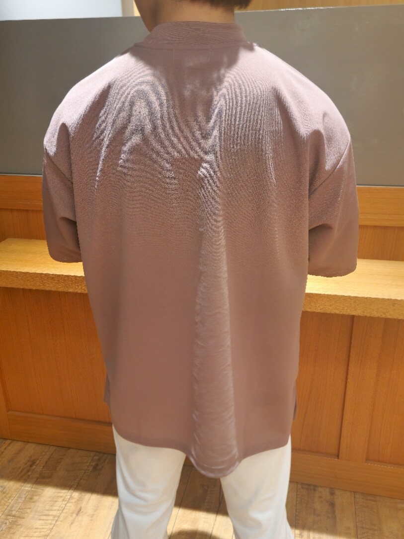 ピンク系のTシャツ/カットソー、ホワイト系のチノパンツを着用したメンズの夏コーディネートの5枚目の写真