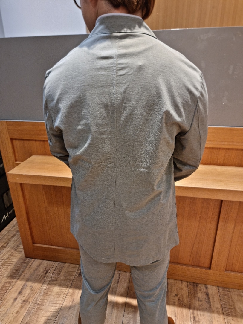 ブラウン系のテーラードジャケット、ブラウン系のセットアップ、ブラウン系のスラックスを着用したメンズの夏コーディネートの5枚目の写真