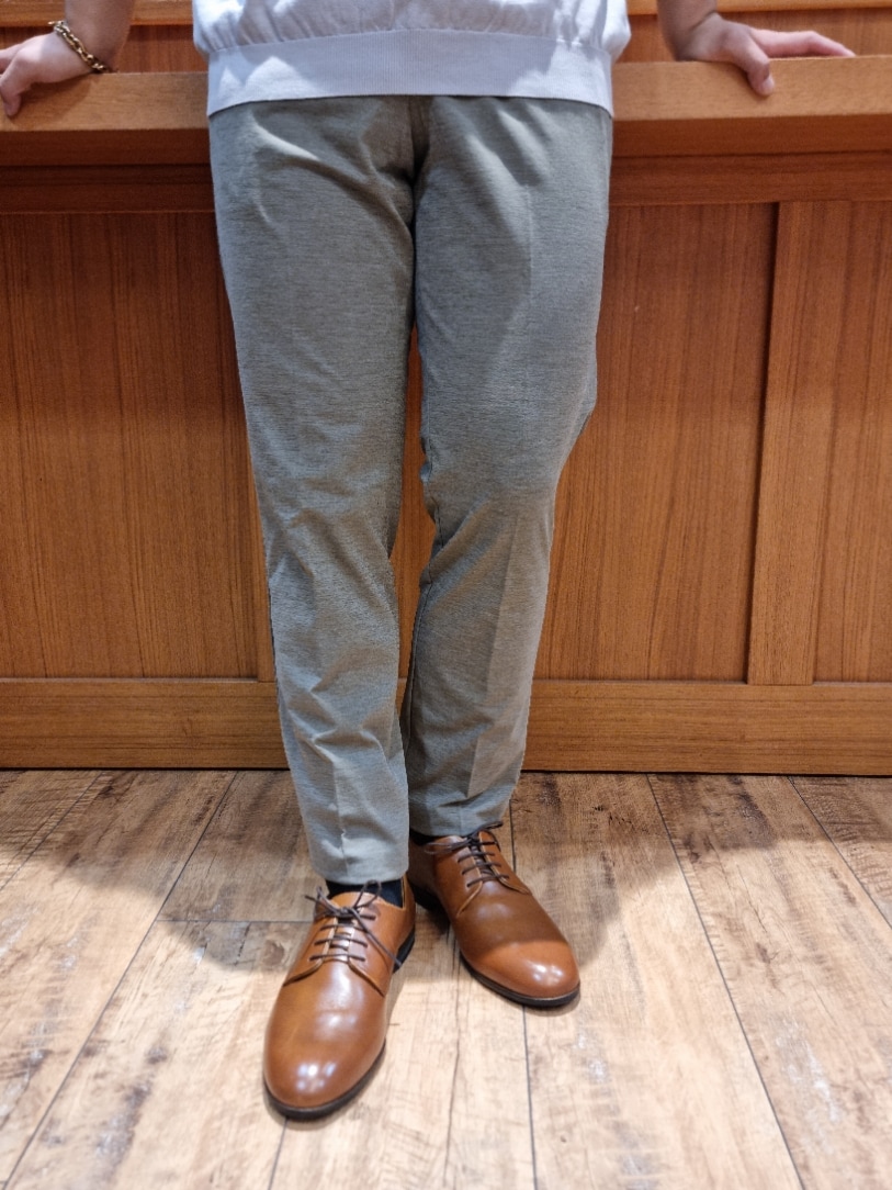 ブラウン系のテーラードジャケット、ブラウン系のセットアップ、ブラウン系のスラックスを着用したメンズの夏コーディネートの8枚目の写真