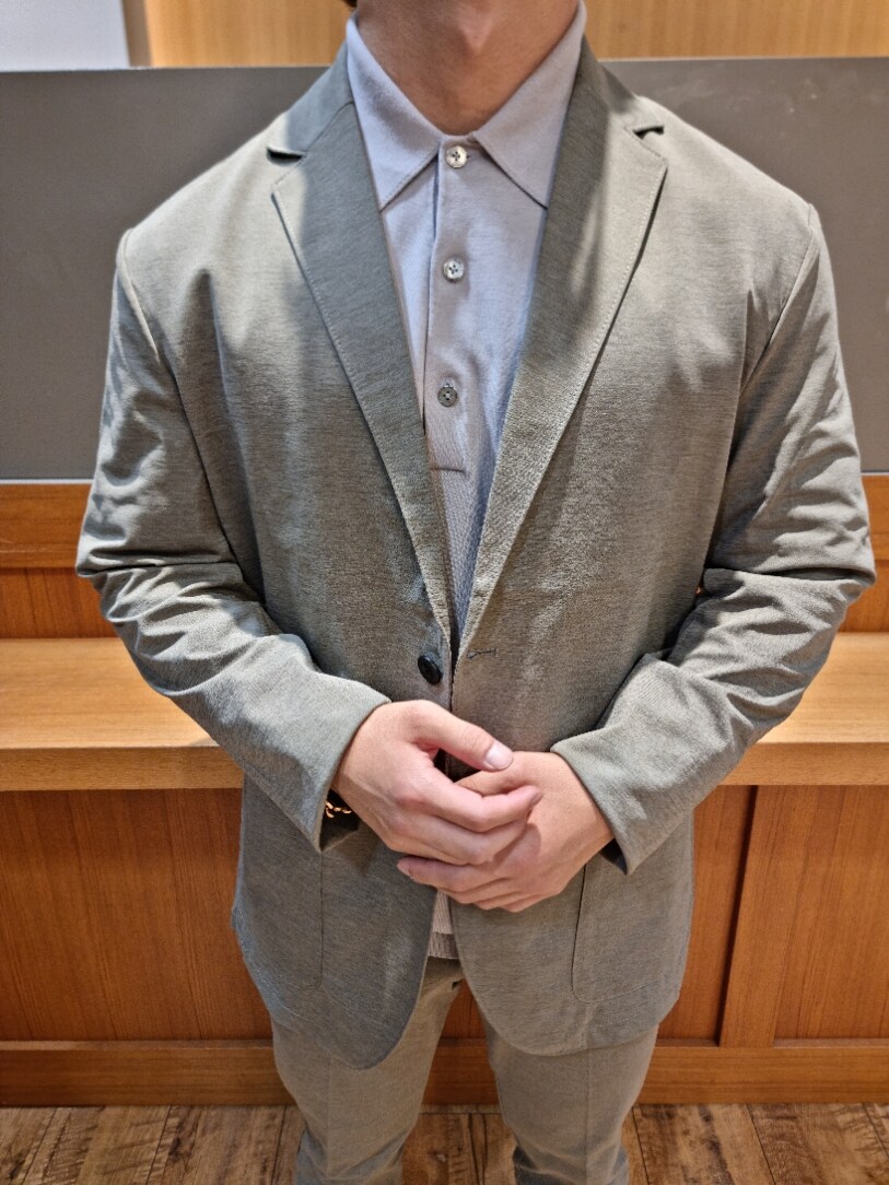 ブラウン系のテーラードジャケット、ブラウン系のセットアップ、ブラウン系のスラックスを着用したメンズの夏コーディネートの4枚目の写真