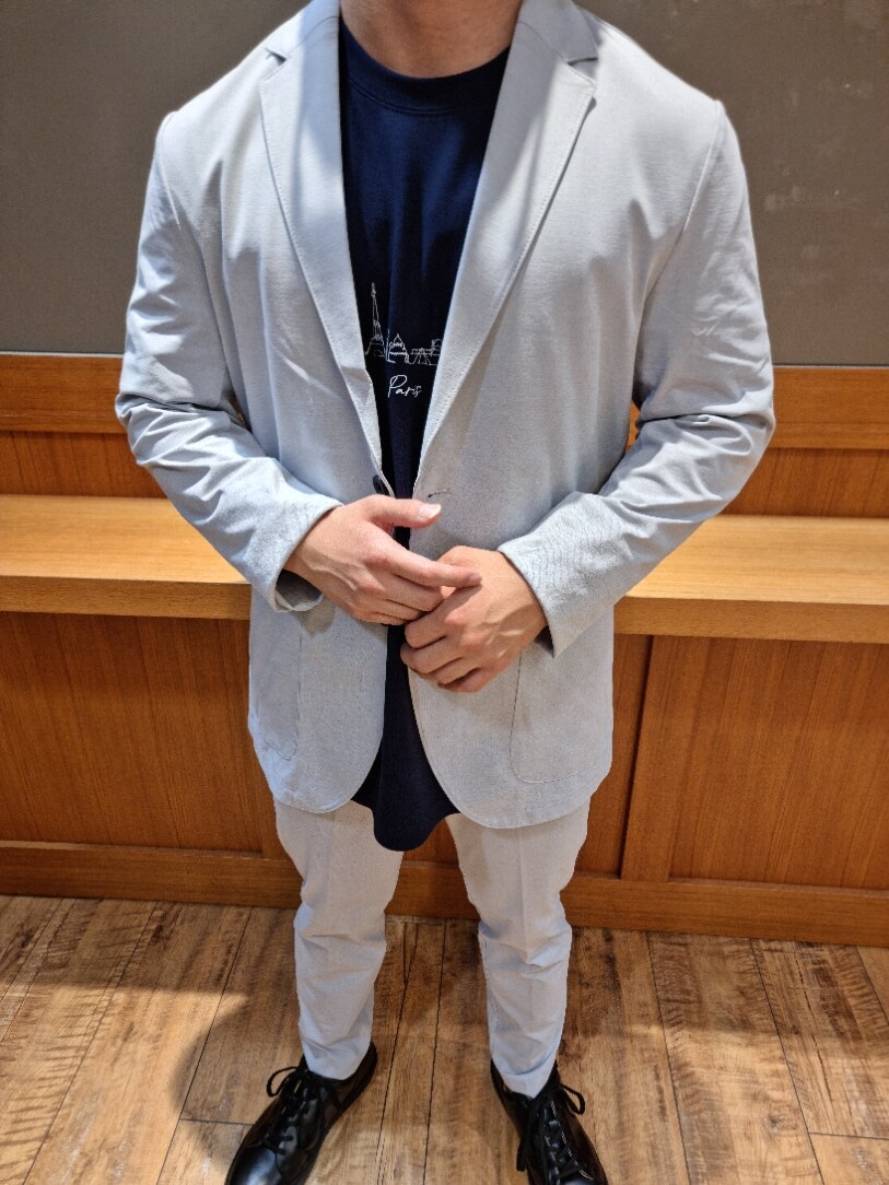 グレー系のスラックス、グレー系のテーラードジャケット、グレー系のセットアップを着用したメンズの夏コーディネートの3枚目の写真