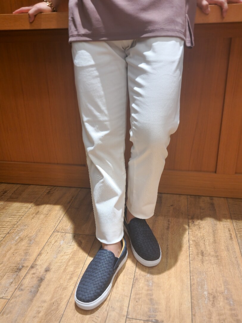 ピンク系のTシャツ/カットソー、ホワイト系のチノパンツを着用したメンズの夏コーディネートの6枚目の写真