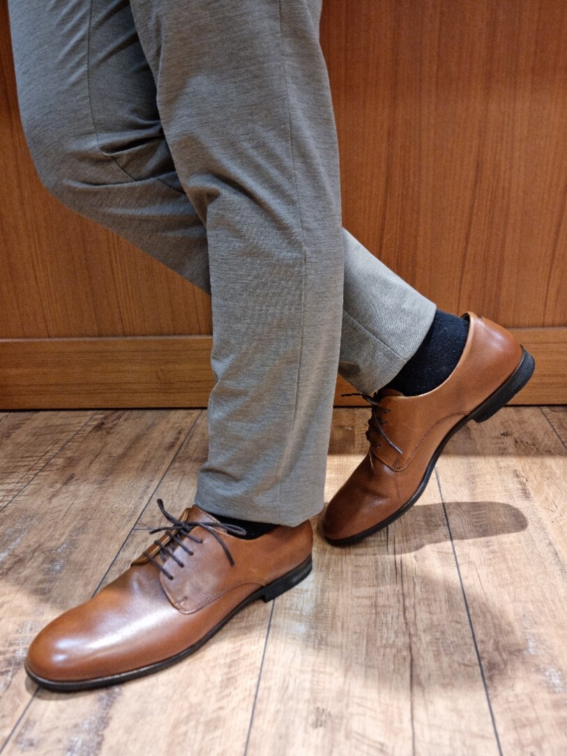 ブラウン系のテーラードジャケット、ブラウン系のセットアップ、ブラウン系のスラックスを着用したメンズの夏コーディネートの9枚目の写真