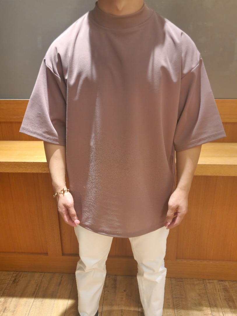 ピンク系のTシャツ/カットソー、ホワイト系のチノパンツを着用したメンズの夏コーディネートの3枚目の写真