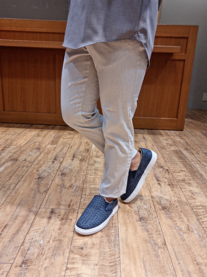 ブラウン系のシャツ/ブラウス、ベージュ系のスラックス、ベージュ系のセットアップを着用したメンズの夏コーディネートの5枚目の写真