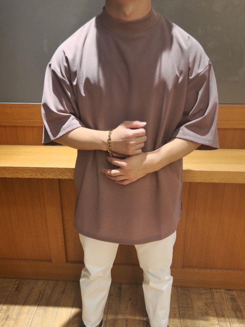 ピンク系のTシャツ/カットソー、ホワイト系のチノパンツを着用したメンズの夏コーディネートの4枚目の写真