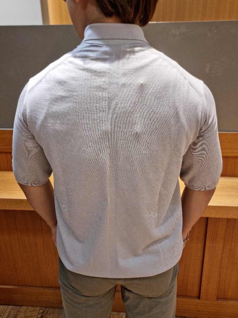 ブラウン系のテーラードジャケット、ブラウン系のセットアップ、ブラウン系のスラックスを着用したメンズの夏コーディネートの7枚目の写真