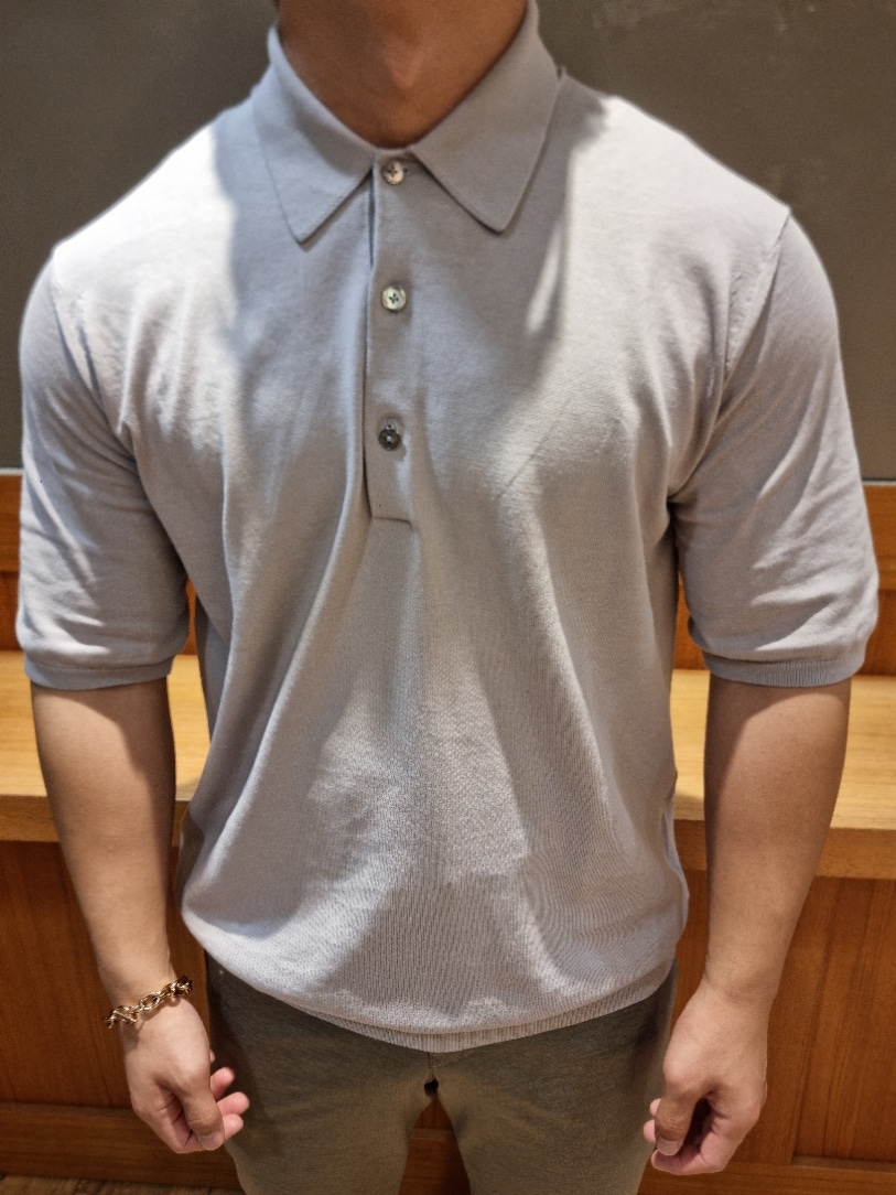 ブラウン系のテーラードジャケット、ブラウン系のセットアップ、ブラウン系のスラックスを着用したメンズの夏コーディネートの6枚目の写真