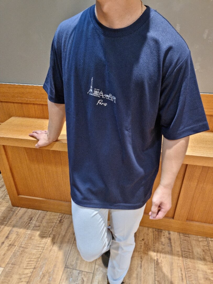 グレー系のスラックス、グレー系のテーラードジャケット、グレー系のセットアップを着用したメンズの夏コーディネートの5枚目の写真