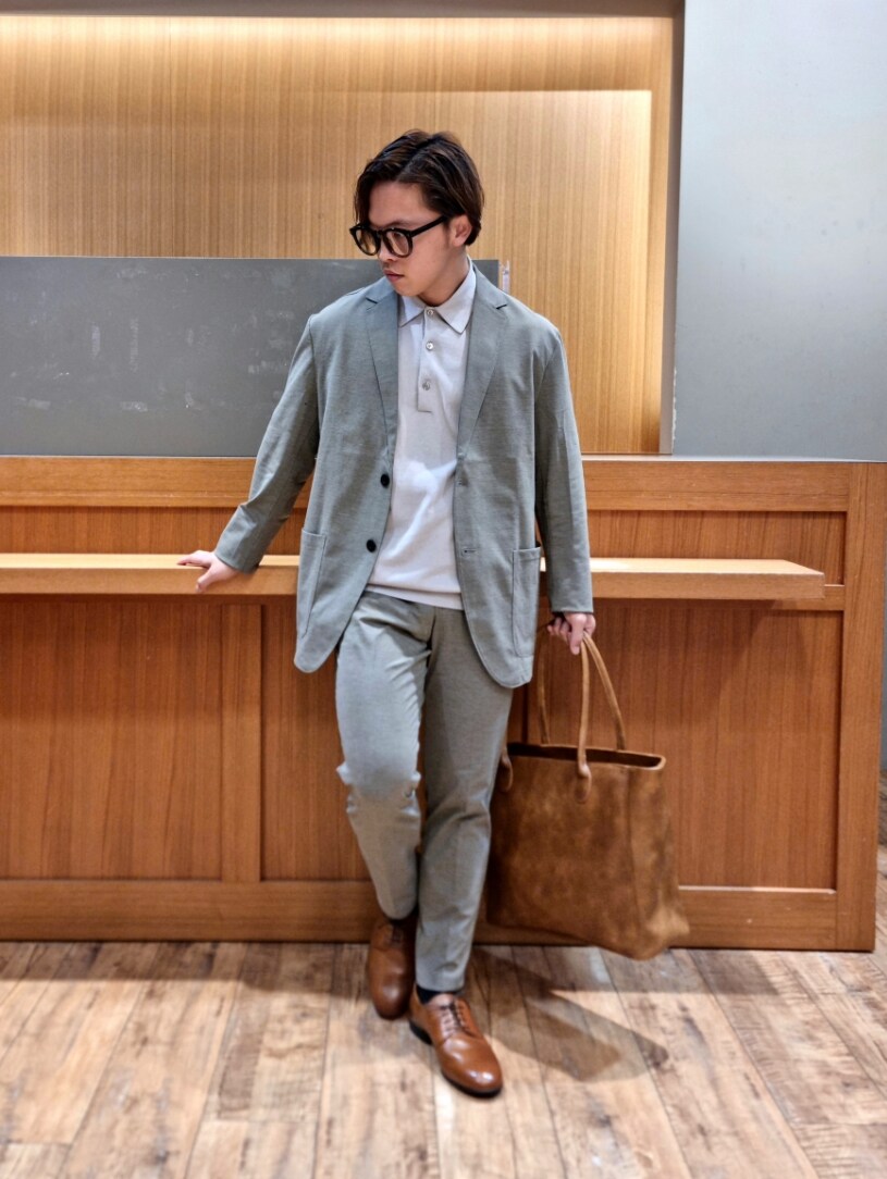 ブラウン系のテーラードジャケット、ブラウン系のセットアップ、ブラウン系のスラックスを着用したメンズの夏コーディネートの2枚目の写真