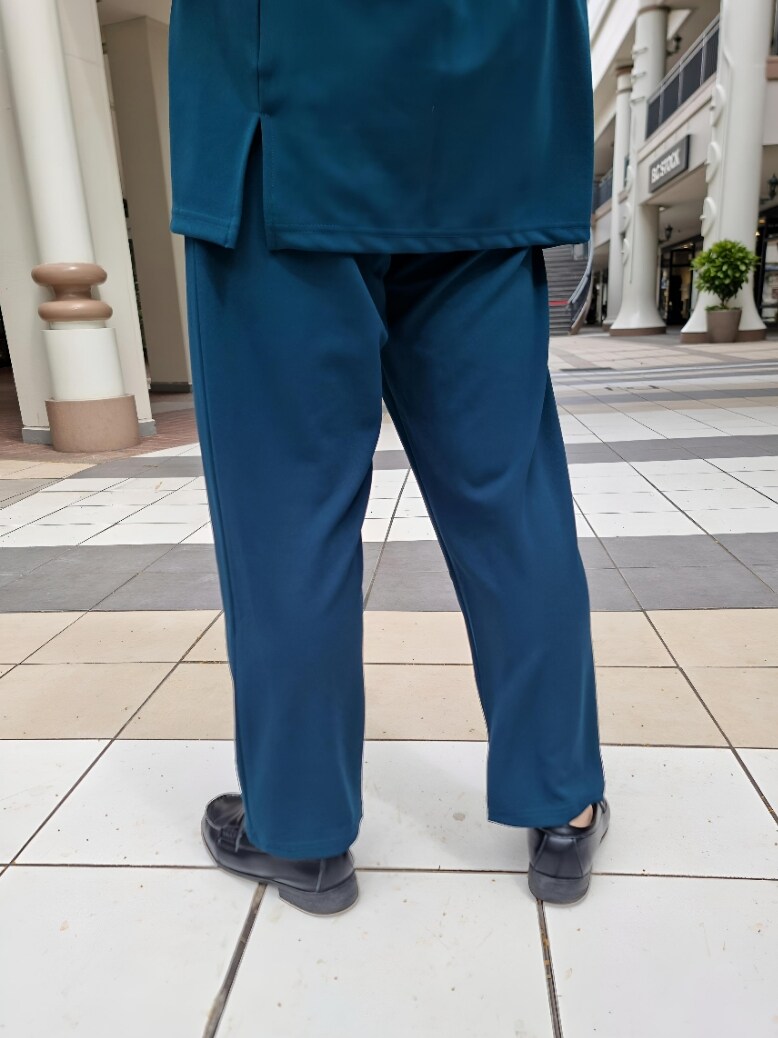 グリーン系のセットアップ、グリーン系のTシャツ/カットソー、グリーン系のスラックスを着用したメンズの夏コーディネートの5枚目の写真