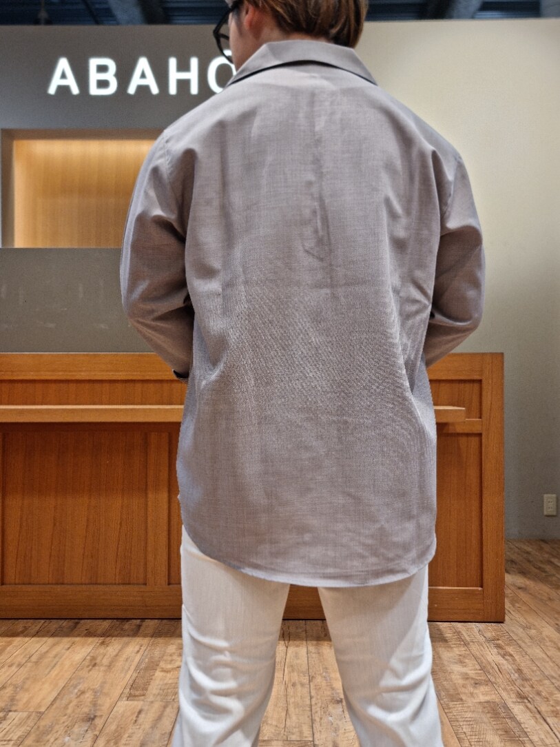 ブラウン系のシャツ/ブラウス、ベージュ系のスラックス、ベージュ系のセットアップを着用したメンズの夏コーディネートの4枚目の写真