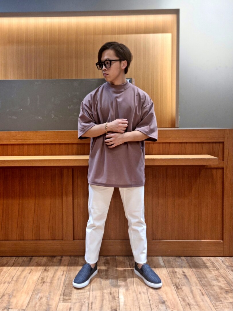 ピンク系のTシャツ/カットソー、ホワイト系のチノパンツを着用したメンズの夏コーディネートの2枚目の写真