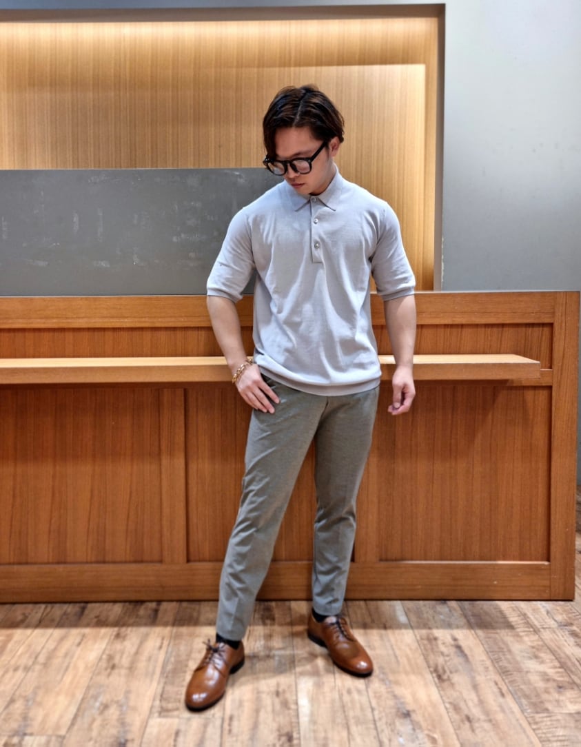 ブラウン系のテーラードジャケット、ブラウン系のセットアップ、ブラウン系のスラックスを着用したメンズの夏コーディネートの3枚目の写真