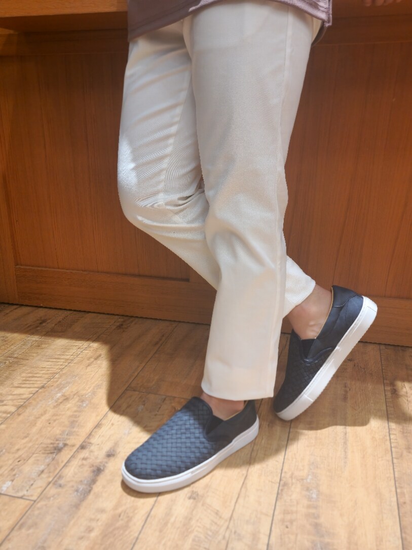 ピンク系のTシャツ/カットソー、ホワイト系のチノパンツを着用したメンズの夏コーディネートの7枚目の写真