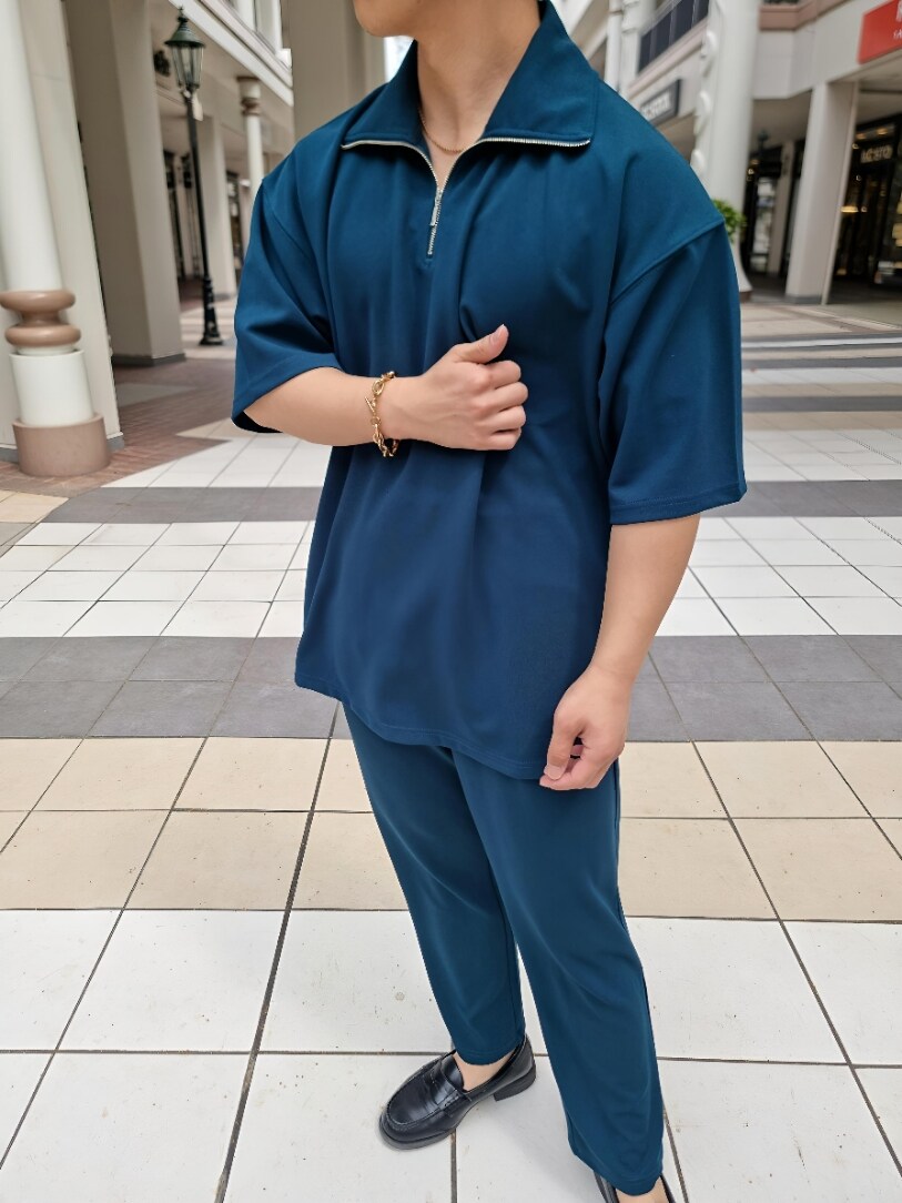 グリーン系のセットアップ、グリーン系のTシャツ/カットソー、グリーン系のスラックスを着用したメンズの夏コーディネートの3枚目の写真