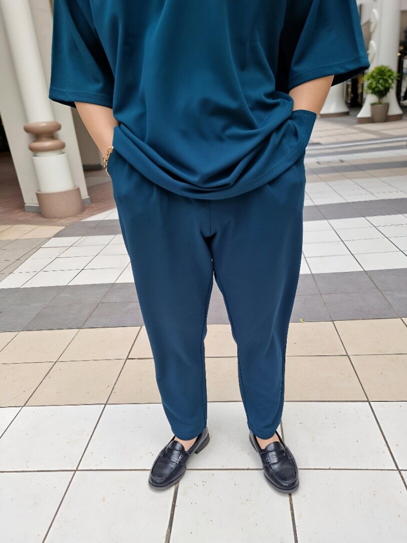 グリーン系のセットアップ、グリーン系のTシャツ/カットソー、グリーン系のスラックスを着用したメンズの夏コーディネートの4枚目の写真