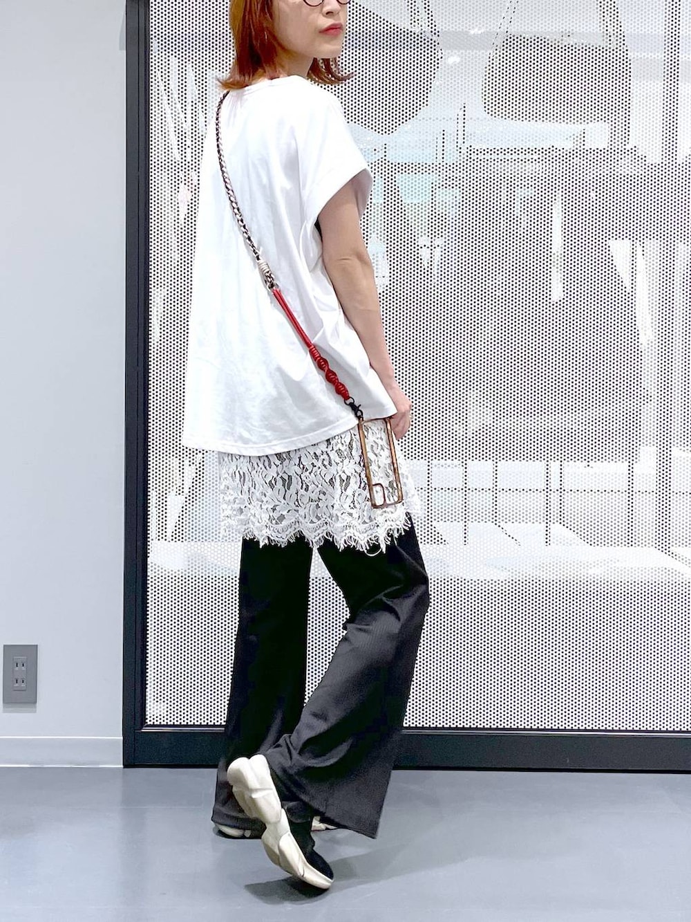 ホワイト系のTシャツ/カットソー、ブラック系のその他パンツ、ホワイト系のワンピースを着用したレディースの夏コーディネートの4枚目の写真