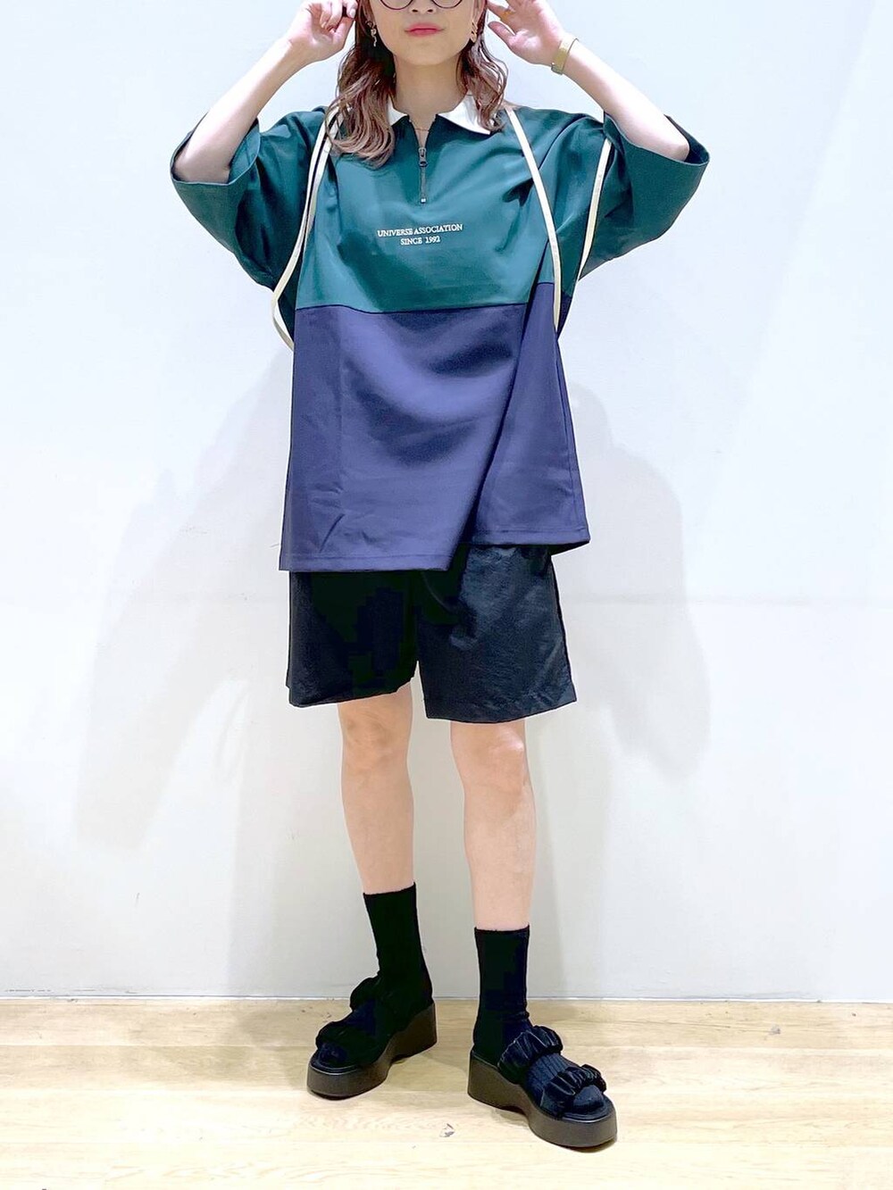 ブラック系のその他パンツ、ホワイト系のバックパック/リュック、ブラック系のサンダルを着用したレディースの夏コーディネートの9枚目の写真