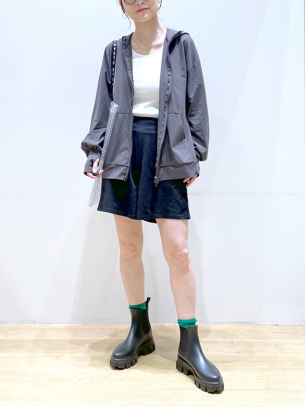 「カジュアル、メンズライク、休日コーデ、LAKOLE、楽ちんコーデ、夏コーデ、体型カバー、着痩せ、高見え、きれいめ、着痩せ・細見え、接触冷感、パーカー、ショートパンツ、レインブーツ」|「LAKOLEのシアーシュシュ2点セット / 141113(シュシュ、ホワイト系)」を使った、みーやん。さん(レディース・161cm)の夏コーディネートの2枚目の写真
